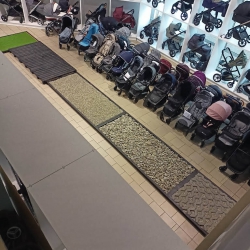 Własna ścieżka z różnego rodzaju podłożem do testów wózków dziecięcych.